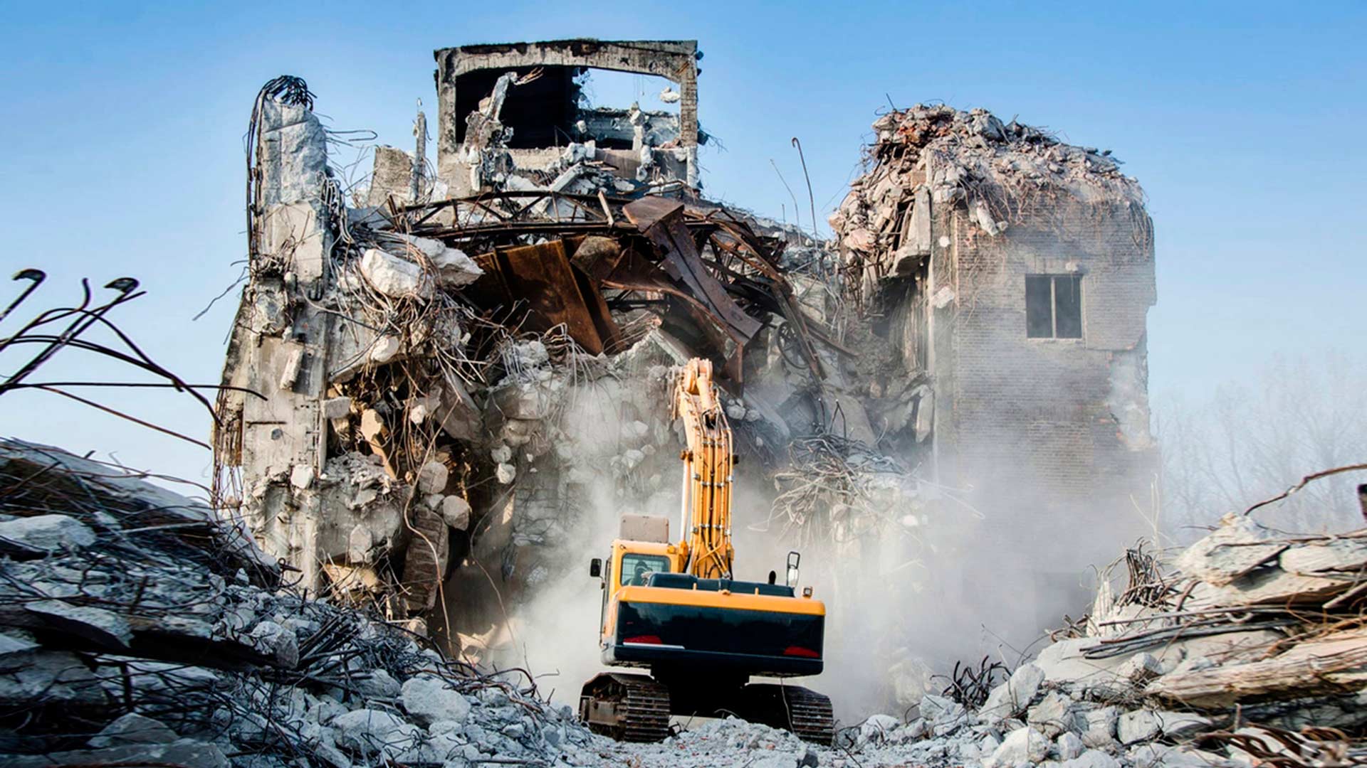Разбирая стены: Демонтаж домов как ключевой этап городской реконструкции