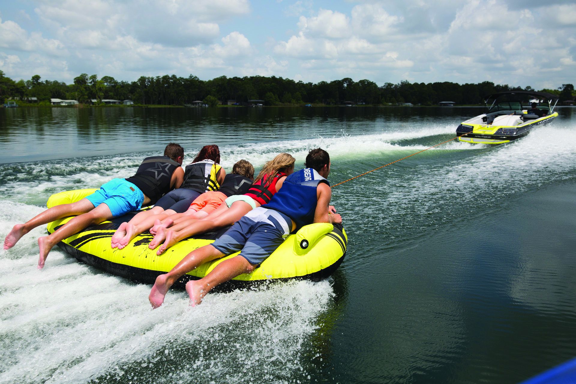 Водные аттракционы: Развлечения для всех возрастов