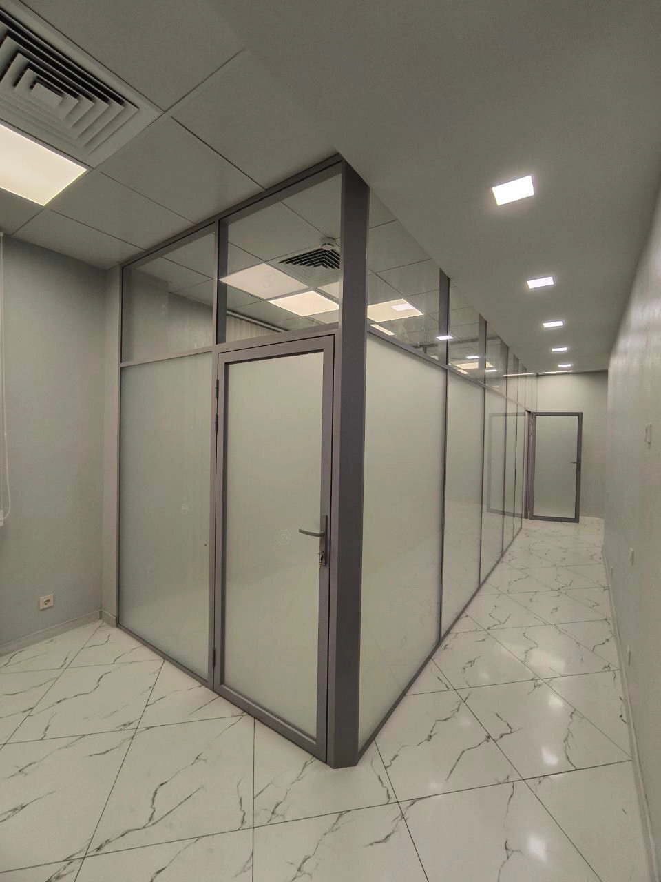 Офисные перегородки: практичное решение для рабочего пространства